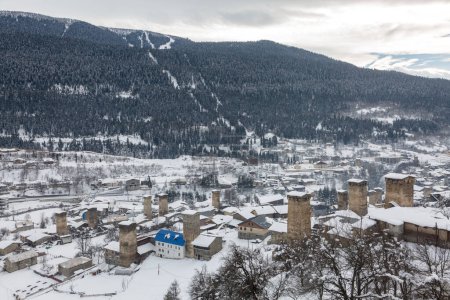 Téléchargez les photos : Big Svan Towers dans le village de Mestia entouré par les montagnes du Caucase, Svaneti, Géorgie - en image libre de droit