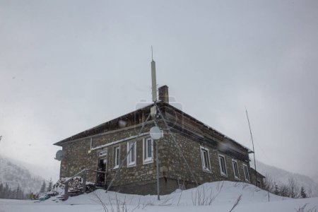 Téléchargez les photos : Vieille cabane enneigée de montagne. Observatoire météorologique sur le mont Pozhyzhevska, Chornohora - en image libre de droit