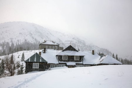 Téléchargez les photos : Old mountain snow-covered hut. Meteorological observatory on Mount Pozhyzhevska, Chornohora - en image libre de droit