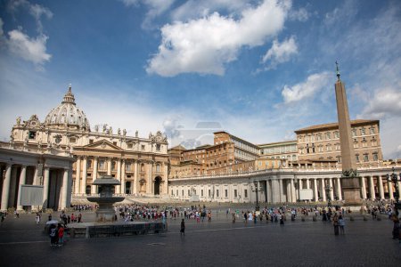 Foto de La plaza central en el Vaticano - Plaza de San Pedro con una columna del obelisco del Circo de Nerón, Roma, Italia - Imagen libre de derechos