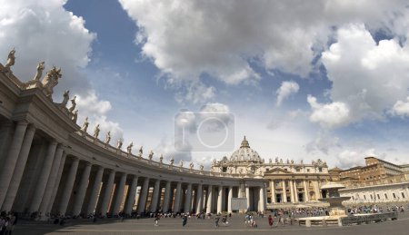 Foto de La plaza central en el Vaticano Plaza de San Pedro con una fuente, Roma, Italia - Imagen libre de derechos