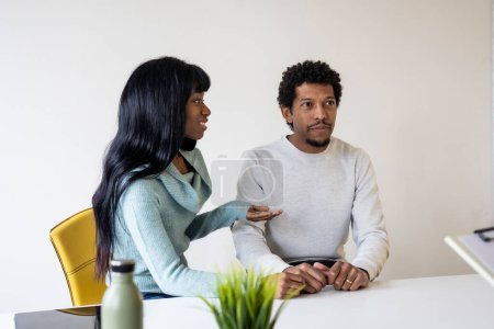 Téléchargez les photos : Couple afro-américain assis au bureau du psychologue pour une thérapie de couple concept de relation de couple en difficulté et en crise Focus sur le visage de l'homme - en image libre de droit