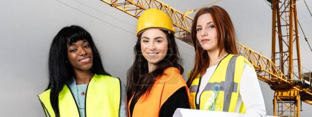 Horizontales Banner oder Kopfteil mit multiethnischen Bauarbeiterinnen in Warnweste und Hut - Hintergrund der Baustelle - Teamwork-Konzept