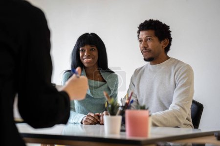 Téléchargez les photos : Couple afro-américain assis au bureau du psychologue pour une thérapie de couple concept de relation de couple en difficulté et en crise Focus sur le visage de la femme - en image libre de droit
