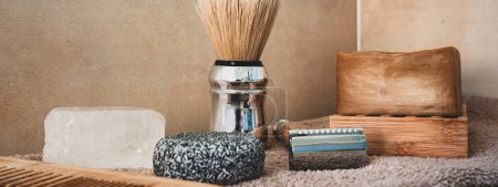 Téléchargez les photos : Horizontal banner or header with zero waste bathroom accessories for men. Wooden comb, potassium alum salt deodorant, aleppo soap and solid shampoo, bamboo and steel safety razor, soap and brush. - en image libre de droit