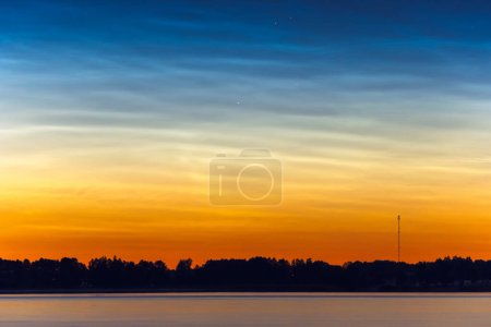 Téléchargez les photos : Paysage nocturne avec nuages Noctilucents à Lituanie. Photo de haute qualité - en image libre de droit