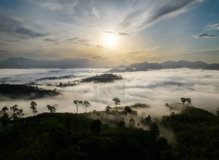 Schöner Morgen Sonnenaufgang und Nebelmeer über dem Khao Jang Lone Berg, Nakhon si Thammarat, Thailand