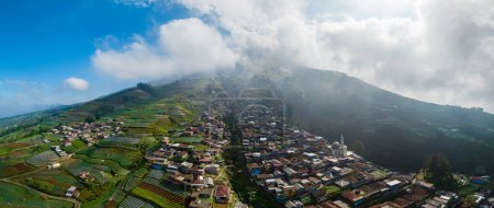Téléchargez les photos : Vue Aérienne Panorama De Maisons De Construction De Stack Colorées Au Népal Van Java Village Et Mont Sumbing, Java, Indonésie - en image libre de droit