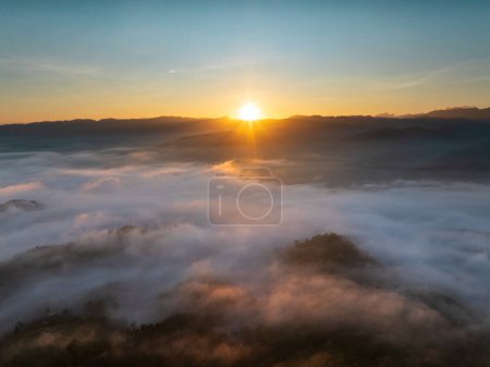 Foto de Hermosa mañana amanecer y niebla fluyen sobre la montaña en Ai yerweng, Yala, Tailandia - Imagen libre de derechos
