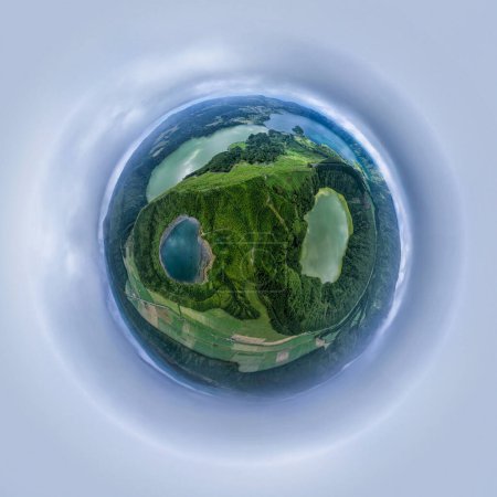 Foto de Vista aérea de Azores, Portugal. Pequeño planeta panorama 360 grados. Paisaje de drones en una pequeña imagen planetaria del Islote Vila Franca. Destino de viaje. Vacaciones de verano. - Imagen libre de derechos