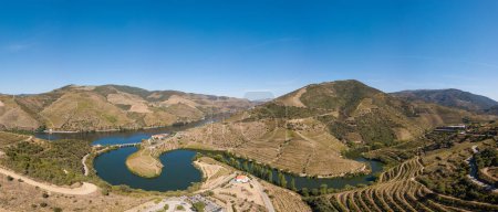 Región vinícola del valle del Duero, Portugal. Viñedos paisaje con hermosa granja. Atracción turística y destino turístico. Vista aérea superior del dron. Doblar forma río.