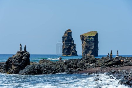 Téléchargez les photos : Mosteiros beach on the island of Sao Miguel in the Azores. Rock formation in coastline landscape on sunny day. - en image libre de droit