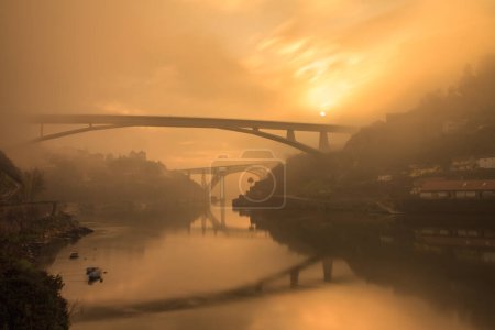Téléchargez les photos : Porto, Portugal paysage urbain panoramique sur le fleuve Douro au lever du soleil. Paysage urbain à l'aube avec tsoft brouillard à Porto. Centre-ville et centre historique, destination de voyage. Repère de Porto. - en image libre de droit