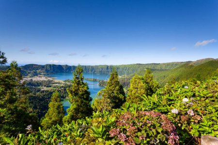 Téléchargez les photos : Amazing view of the Sete Cidades lagoon in the Azores, Portugal. Panoramic view from the viewpoint of a beautiful natural landscape. Sao Miguel Island travel destination for vacations. - en image libre de droit