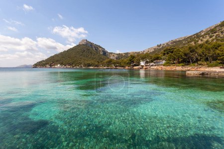Wunderschöner Strand mit kristallklarem Wasser in Palma de Mallorca auf den Balearen, Spanien. Sommerurlaub am Mittelmeer, bestes Reiseziel in Europa.