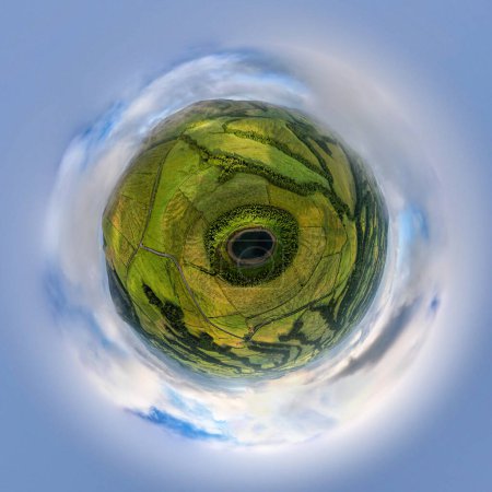 Téléchargez les photos : Vue aérienne des Açores, Portugal. Panorama de la petite planète 360 degrés. Paysage de drones dans une image minuscule planète de l'île de Sao Miguel. Destination de voyage. Vacances d'été. - en image libre de droit
