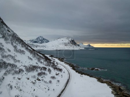 Foto de Vista panorámica del dron aéreo de las increíbles islas Lofoten, Noruega. Montañas y vista al mar durante el atardecer. Paisaje natural en el paisaje de invierno en scandinavia. - Imagen libre de derechos