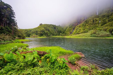 Azoren malerische Landschaft, Insel Flores. Ikonische Lagune mit mehreren Wasserfällen auf einer einzigen Felswand, die in den See Alagoinha mündet. Bestes Reiseziel in Portugal, toller Urlaubsort.