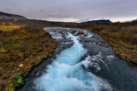 Paisaje de la cascada Bruarfoss en Islandia al atardecer. Bruarfoss famoso monumento natural y lugar de destino turístico. Viajes y concepto natural del misterio de la cascada azul
.