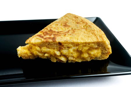 Téléchargez les photos : Omelette espagnole sur plaque noire. - en image libre de droit