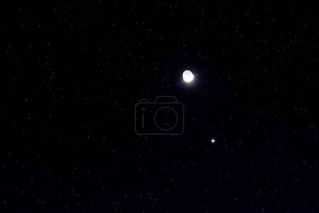 Foto de La Luna y el planeta Venus en conjuncion. - Imagen libre de derechos