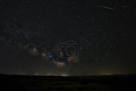 Téléchargez les photos : Paysage nocturne avec Voie lactée et météorites Lirides. - en image libre de droit