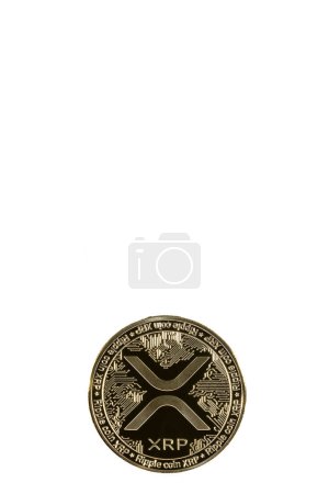 XRP Ripple. Kryptowährung. Goldene Münze auf weißem Hintergrund.