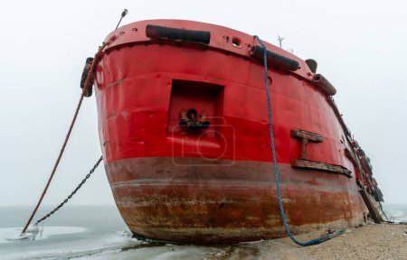 Foto de Old ship without people ran aground in Ukraine during the war with Russia - Imagen libre de derechos
