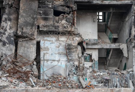 Foto de Destroyed and burned houses in the city Russia Ukraine war - Imagen libre de derechos