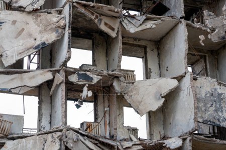 Téléchargez les photos : Destroyed and burned houses in the city Russia Ukraine war - en image libre de droit