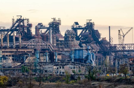 Foto de Destruyó la planta Azovstal en Mariupol la guerra de Ucrania con Rusia - Imagen libre de derechos