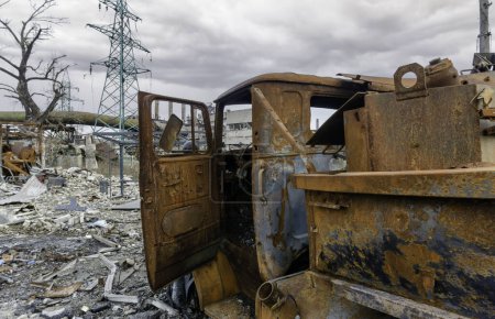 Téléchargez les photos : Burnt cars and destroyed buildings of the workshop of the Azovstal plant in Mariupol war in Ukraine with Russia - en image libre de droit