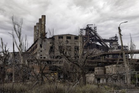 Foto de Destruido edificios del taller de la planta Azovstal en la guerra de Mariupol en Ucrania con Rusia - Imagen libre de derechos