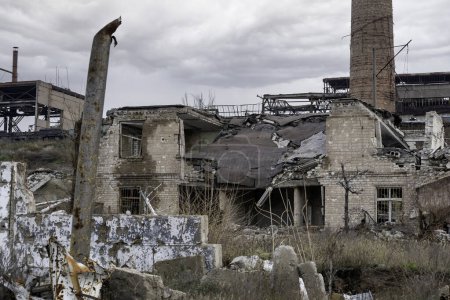 Téléchargez les photos : Destroyed buildings of the workshop of the Azovstal plant in Mariupol war in Ukraine with Russia - en image libre de droit