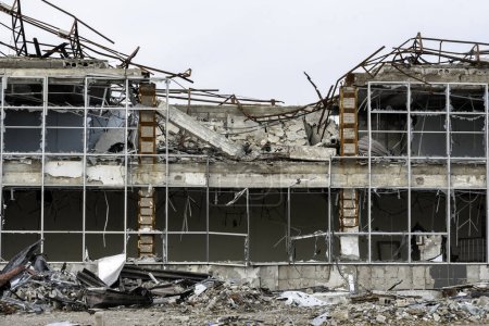 Foto de Destroyed buildings of the workshop of the Azovstal plant in Mariupol war in Ukraine with Russia - Imagen libre de derechos