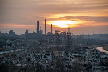 Foto de Destroyed buildings of the workshop of the Azovstal plant in Mariupol war in Ukraine with Russia - Imagen libre de derechos