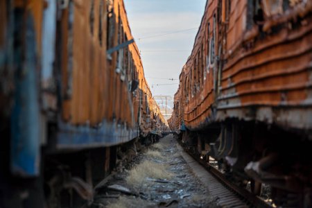 Foto de Final de la carretera dañado y quemado trenes guerra en Ucrania con Rusia - Imagen libre de derechos