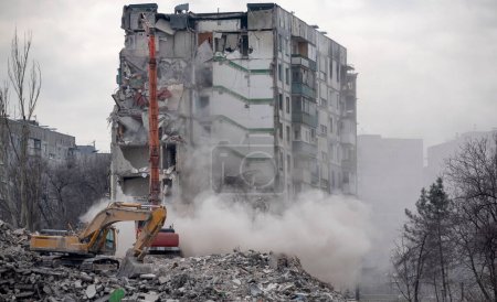 Foto de Equipo de construcción destruye casas afectadas guerra en Ucrania con Rusia - Imagen libre de derechos