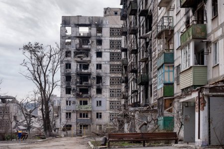 Foto de Destroyed and burned houses in the city during the war in Ukraine - Imagen libre de derechos