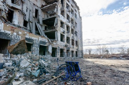 Foto de Destruyó y quemó casas en la ciudad durante la guerra en Ucrania - Imagen libre de derechos
