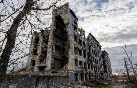 zerstörte und niedergebrannte Häuser in der Stadt während des Krieges in der Ukraine