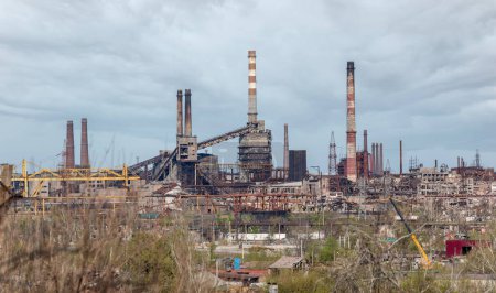 Foto de Destruido edificios del taller de la planta Azovstal en la guerra de Mariupol en Ucrania con Rusia - Imagen libre de derechos