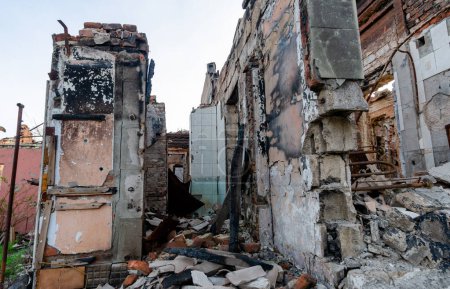 dentro de una guerra de casa dañada en Ucrania