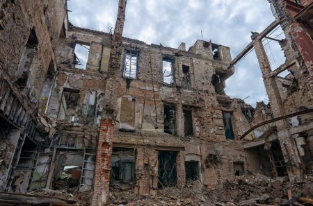 Foto de Destroyed and burned houses in the city Russia Ukraine war - Imagen libre de derechos
