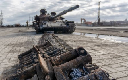 Téléchargez les photos : Char militaire endommagé sur la guerre de rue de la ville en Ukraine avec la Russie - en image libre de droit