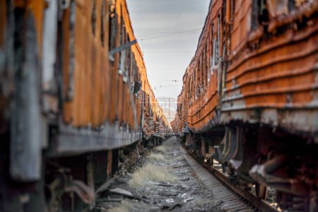 Téléchargez les photos : Fin de la guerre des trains endommagés et brûlés en Ukraine avec la Russie - en image libre de droit
