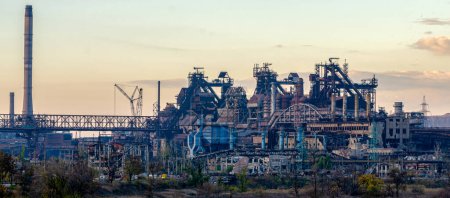 Foto de Destroyed Azovstal plant in Mariupol Ukraine's war with Russia - Imagen libre de derechos