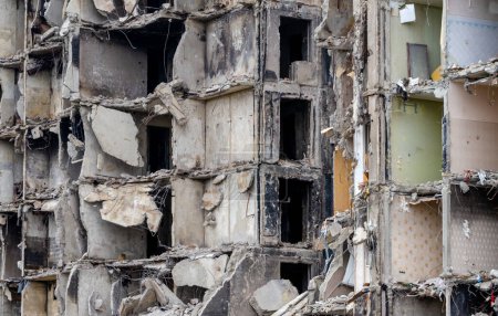 Téléchargez les photos : Destroyed and burned houses in the city during the war in Ukraine - en image libre de droit