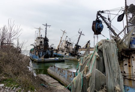 Foto de Old ship without people ran aground in Ukraine during the war with Russia - Imagen libre de derechos
