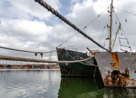 Foto de Abandoned old damaged ships in the port without people during the war between Ukraine and Russia - Imagen libre de derechos